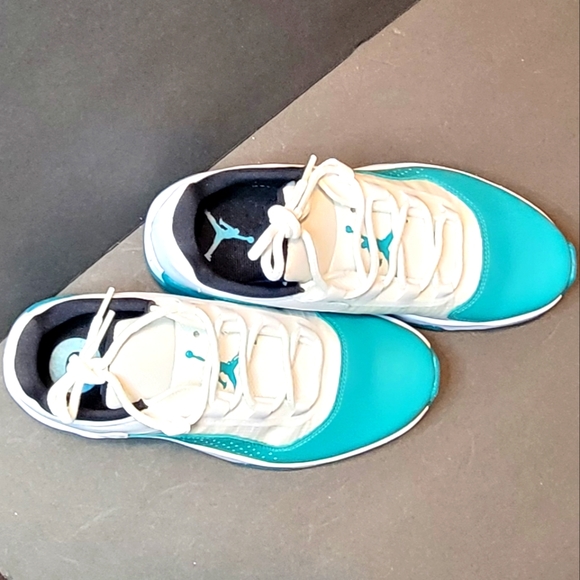 AIR JORDAN 11 CMFT LOW - Picture 6 of 10